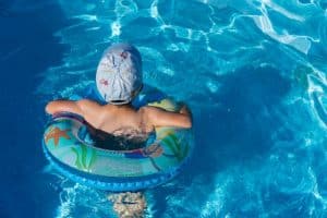 enfant dans la piscine