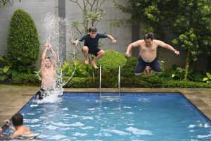 plongeon dans la piscine