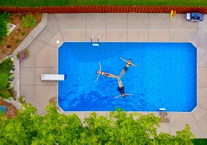 Une belle piscine propre et bien entretenue.
