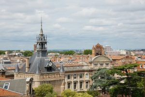 Camping 3 étoiles à Toulouse, offrant des services modernes et un cadre naturel pour un séjour agréable à proximité du centre-ville.